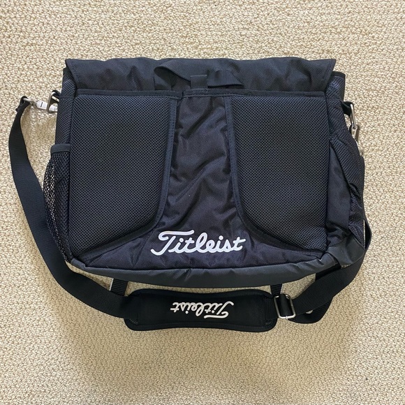 SOLD- Titleist Laptop Messenger Travel Bag. Excellent Condition. - Picture 2 of 13